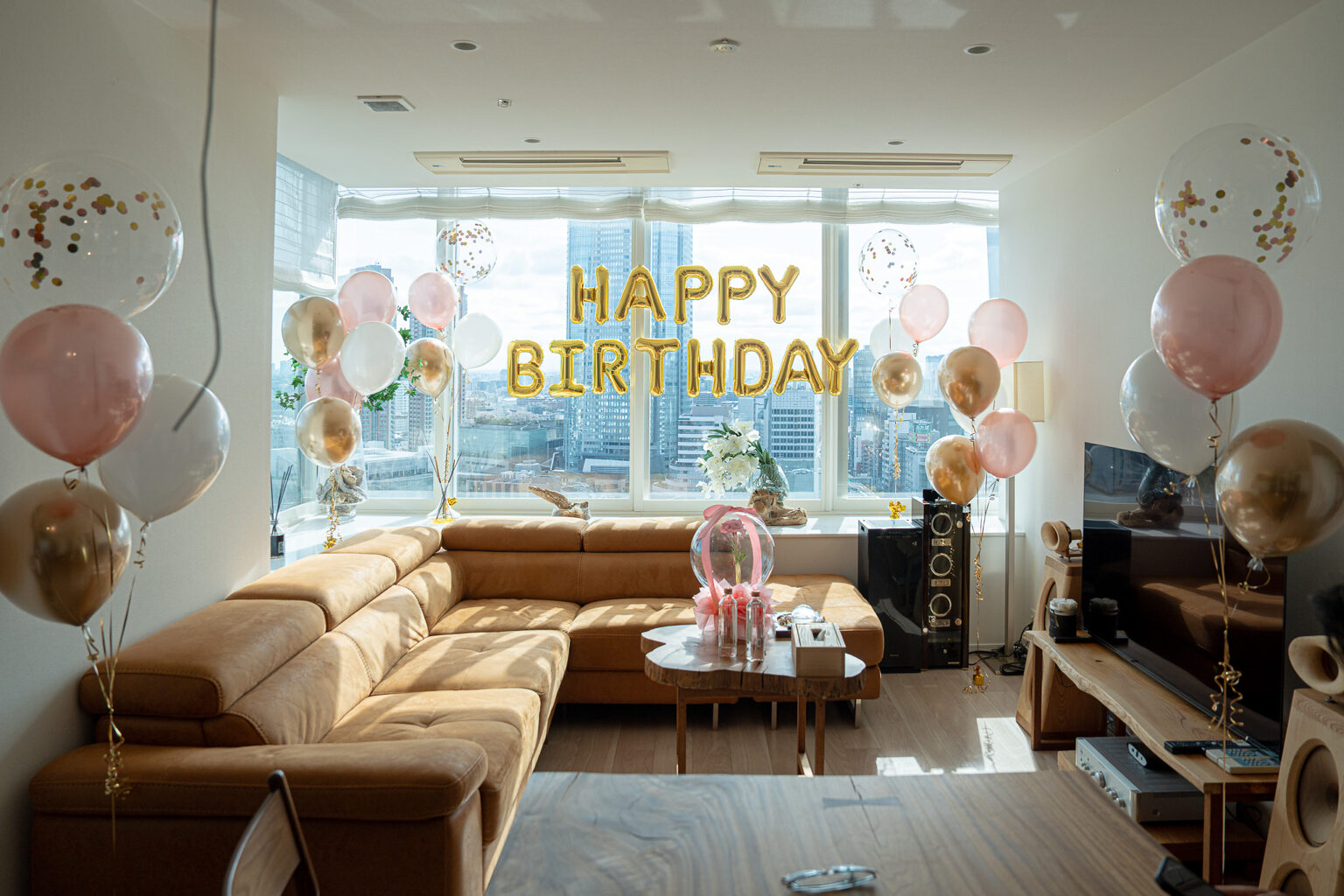 東京の自宅での誕生日サプライズ ピンクとゴールドの窓辺バルーン飾り付け