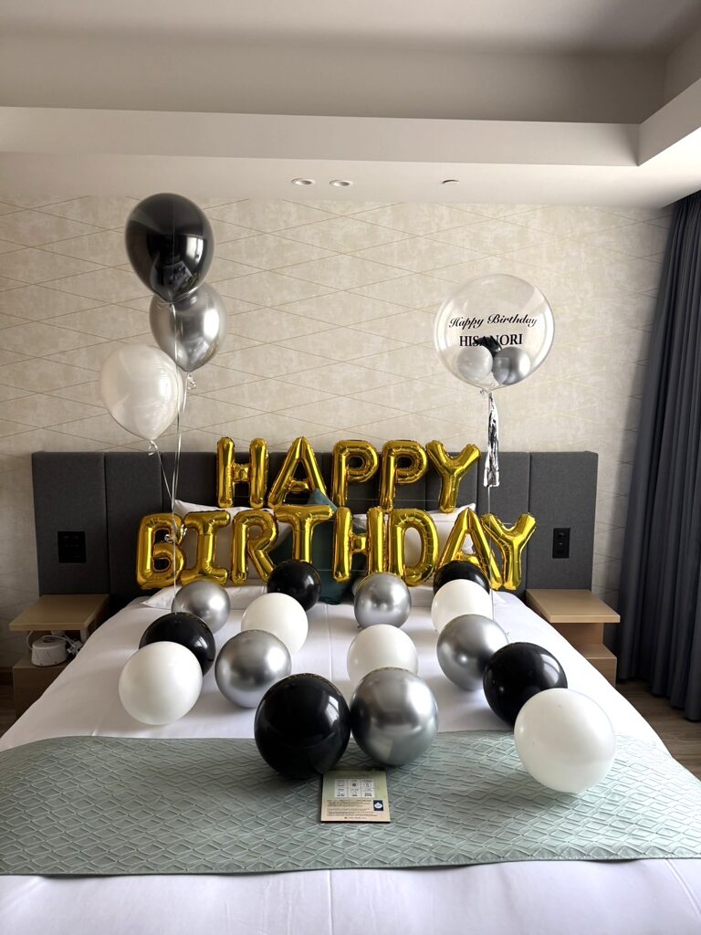 ニッコースタイル名古屋での黒とシルバーのバルーン誕生日サプライズ飾り付け