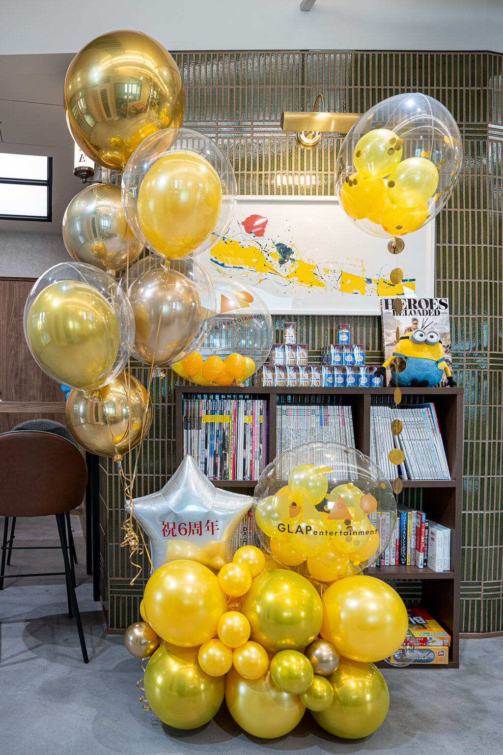 恵比寿のオフィスでのゴールド系バルーンスタンド6周年お祝い飾り付け