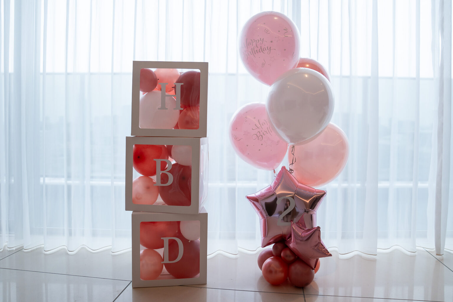 東京の自宅でのピンクと白のバルーン誕生日お祝い飾り付け
