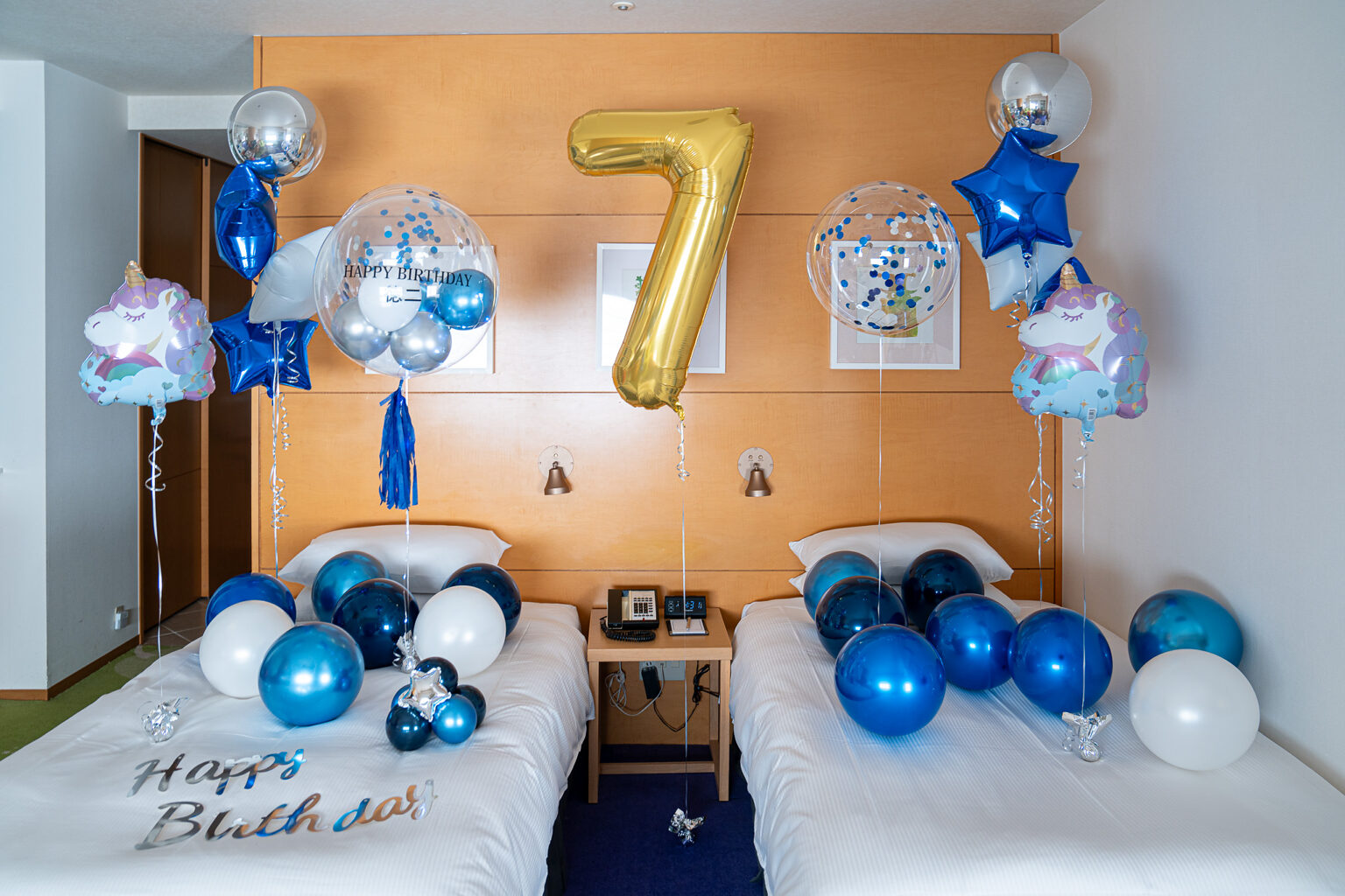 ヒルトン東京ベイでの7歳の誕生日 ブルーとシルバーのバルーンでサプライズ飾り付け