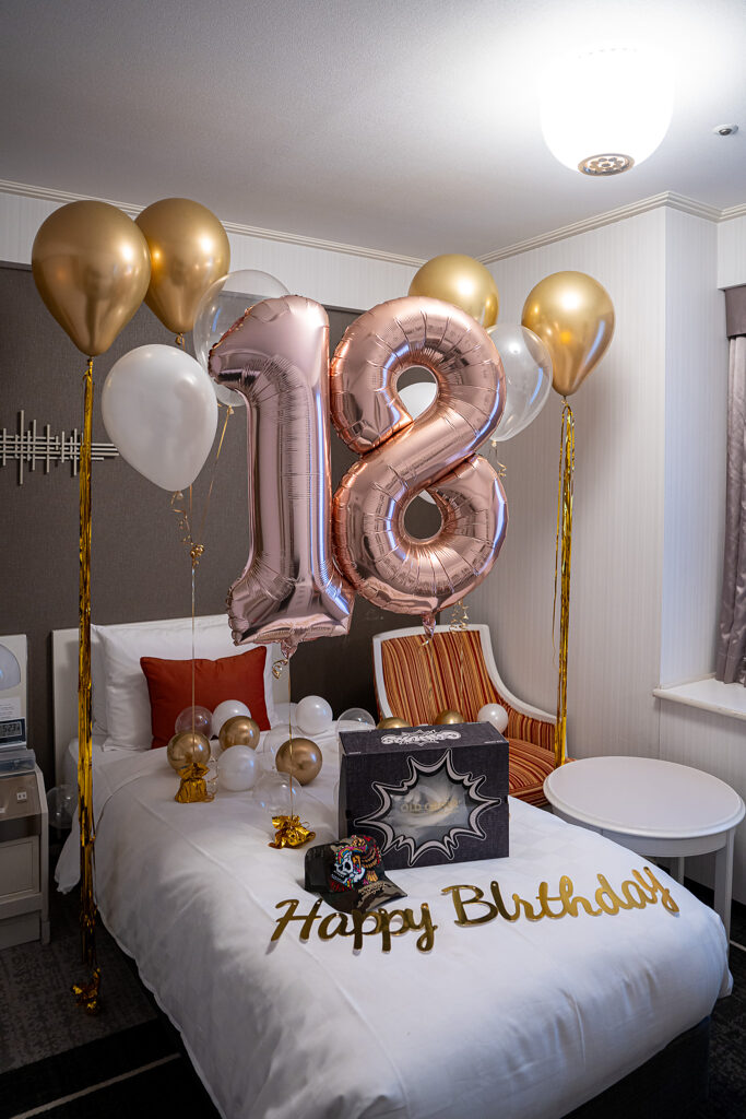 東京プリンスホテルでの18歳の誕生日をローズゴールドのバルーンでサプライズ飾り付け