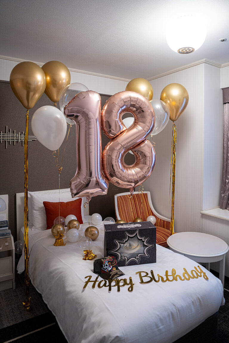 東京プリンスホテル에서 18번째 생일을 로즈골드 풍선으로 서프라이즈 장식