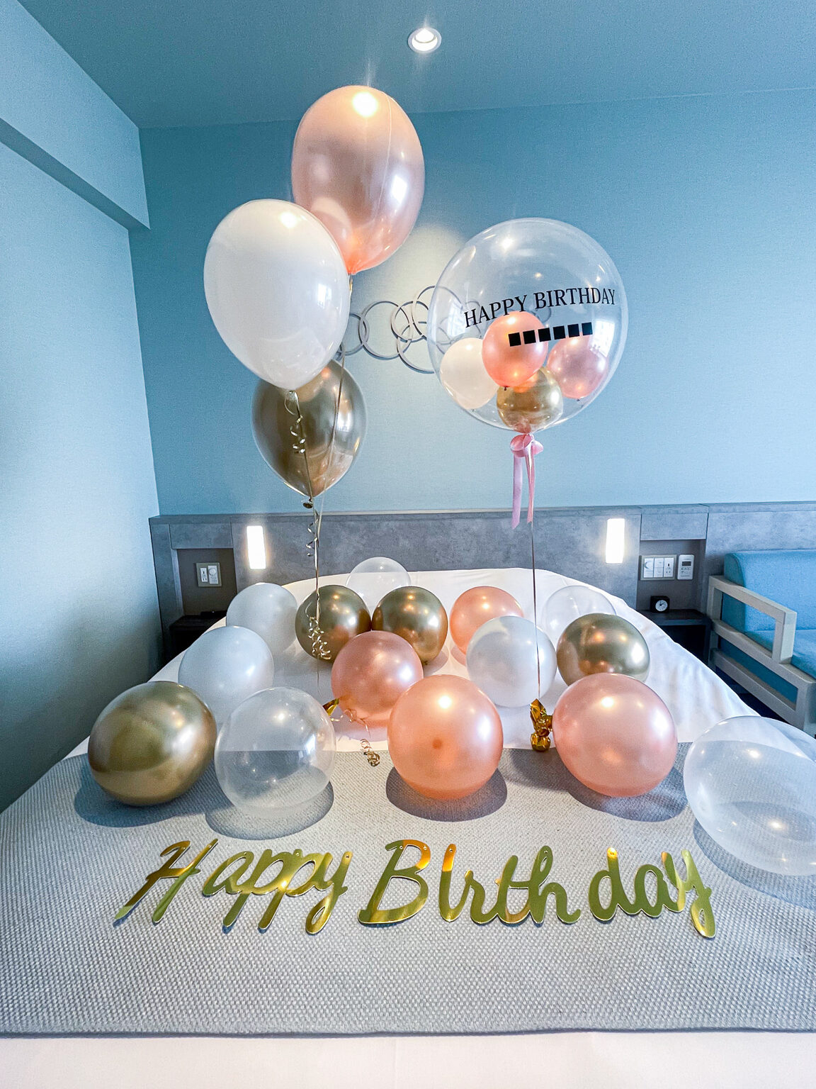 ラビスタ東京ベイでの誕生日サプライズ ピンクゴールドとホワイトのバルーン飾り付け
