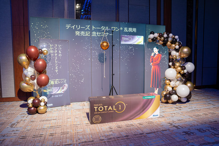 グランド ハイアット 東京での発売記念セミナー ブラウンとゴールドのバルーン飾り付け