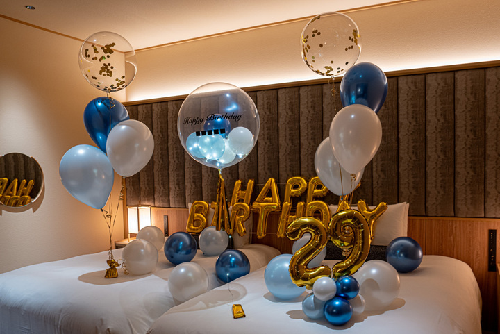 ふふ熱海での誕生日サプライズ ネイビーとゴールドのバルーン飾り付け