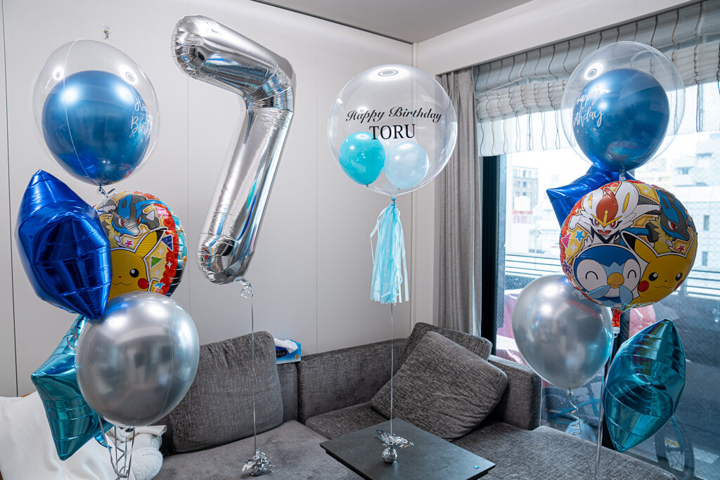 東京の自宅での青とシルバーのバルーン誕生日飾り付け