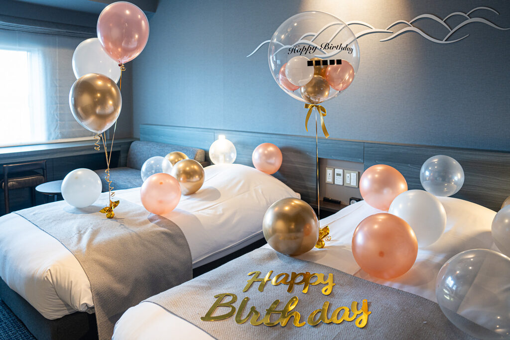 ラビスタ東京ベイでの誕生日サプライズ ピンクとゴールドのバルーン飾り付け