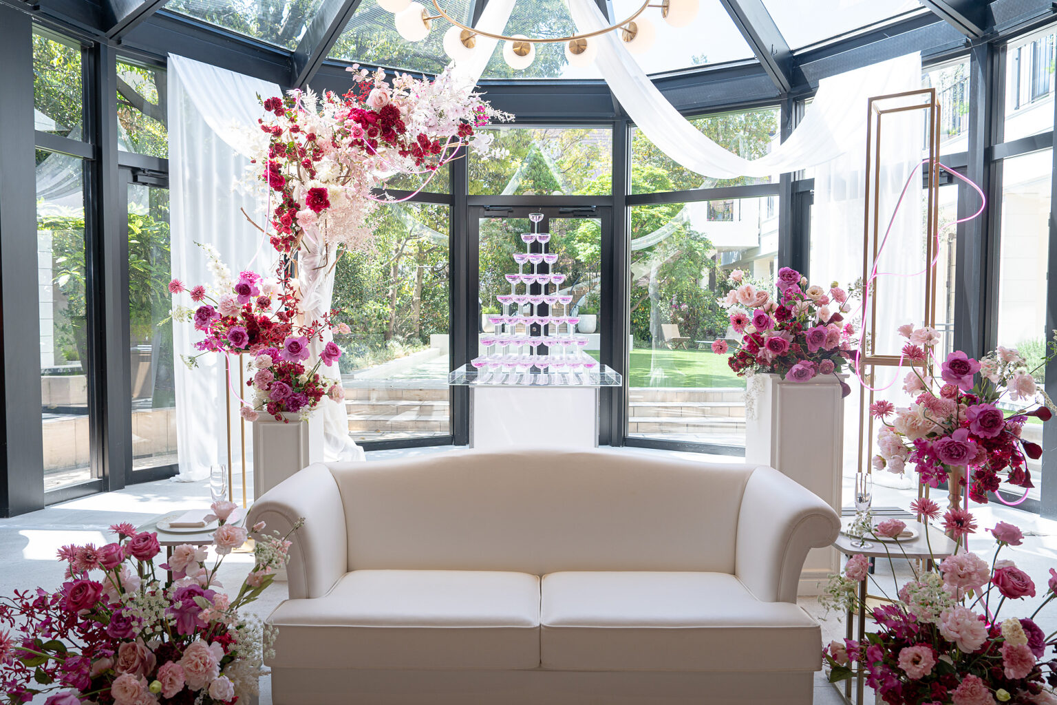 ニーズ青山 by T&G WEDDINGでの結婚式シャンパンタワーと生花の飾り付け