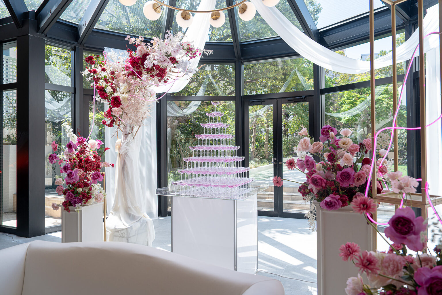 ニーズ青山 by T&G WEDDINGでの結婚式シャンパンタワーと生花の飾り付け