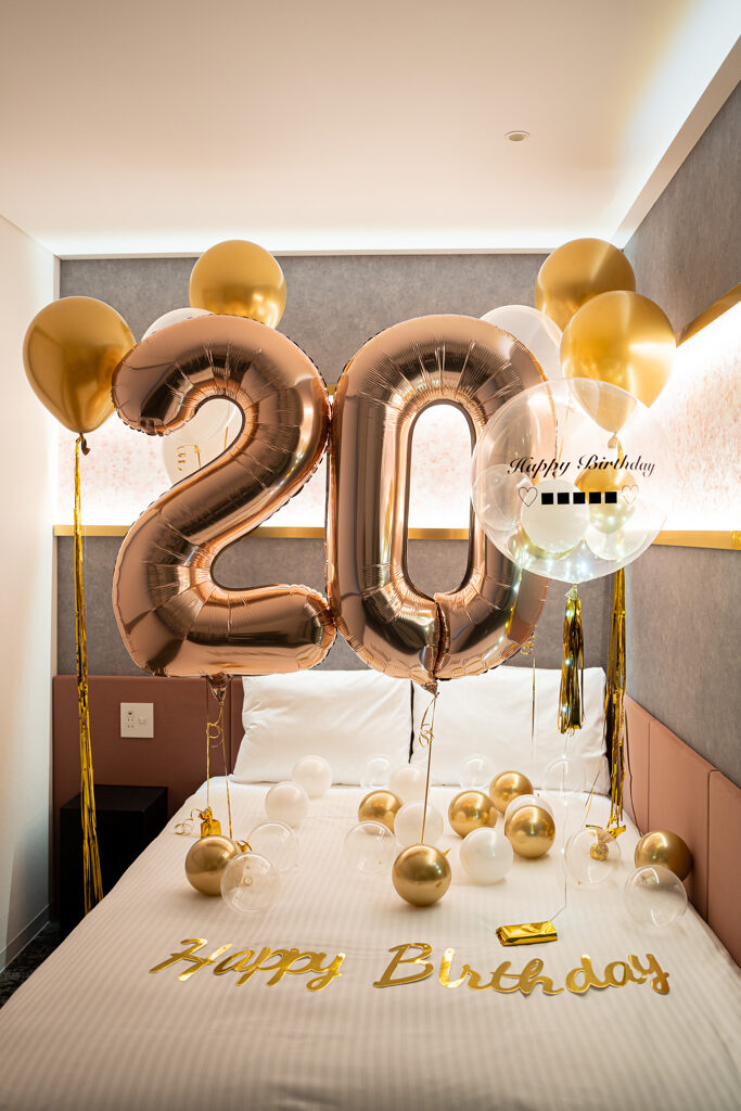 HOTEL GRAPHY 渋谷でのローズゴールドの20バルーン誕生日サプライズ飾り付け