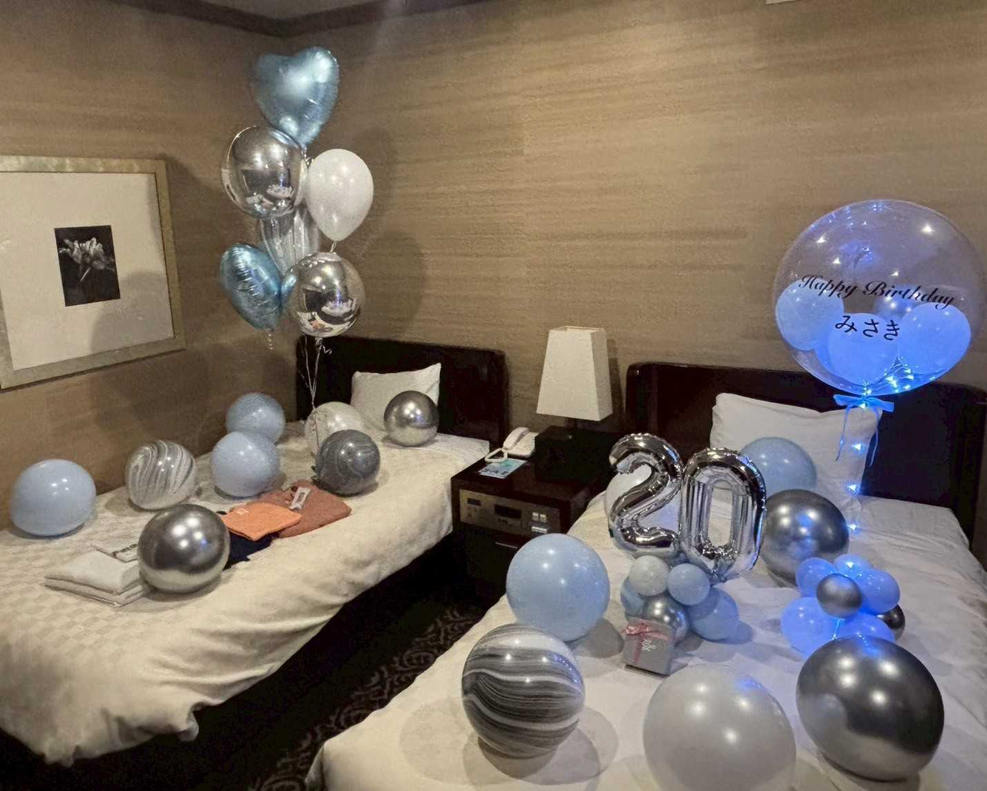 アタミシーズンホテルでの20歳の誕生日 水色とシルバーのバルーンサプライズ飾り付け