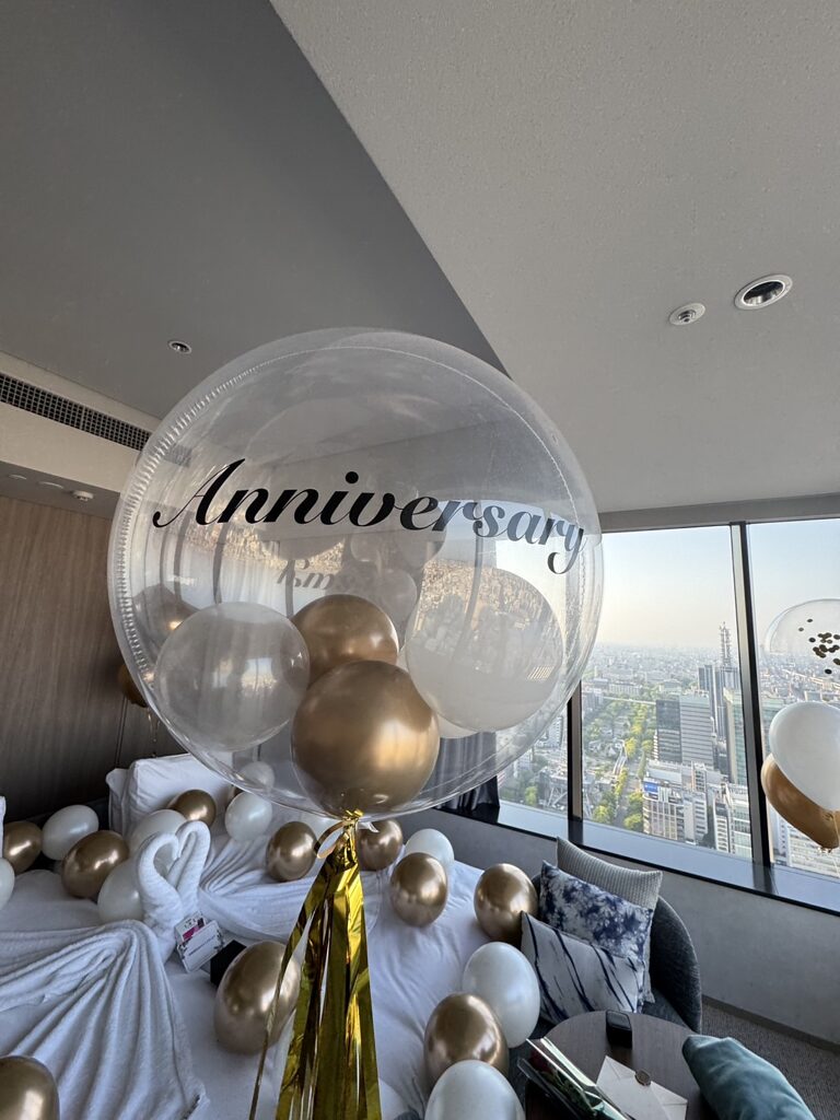 ザ ロイヤルパークホテル アイコニック 名古屋での記念日をゴールドと白のバルーンで飾り付け