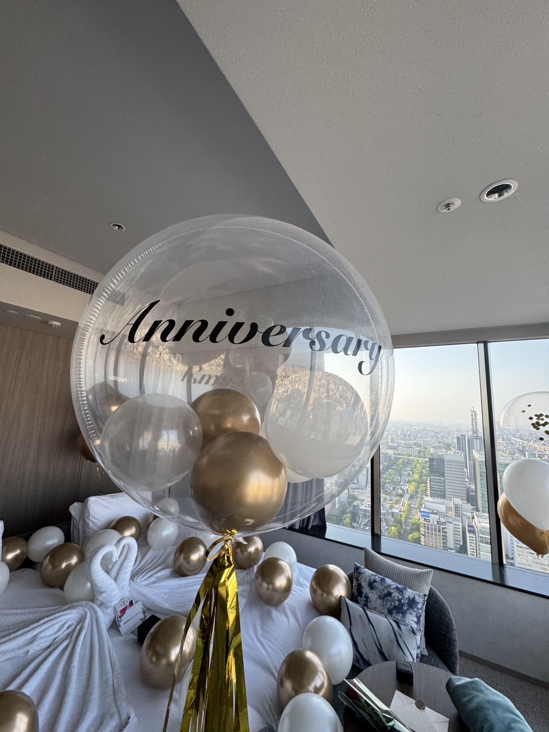 ザ ロイヤルパークホテル アイコニック 名古屋での記念日をゴールドと白のバルーンで飾り付け