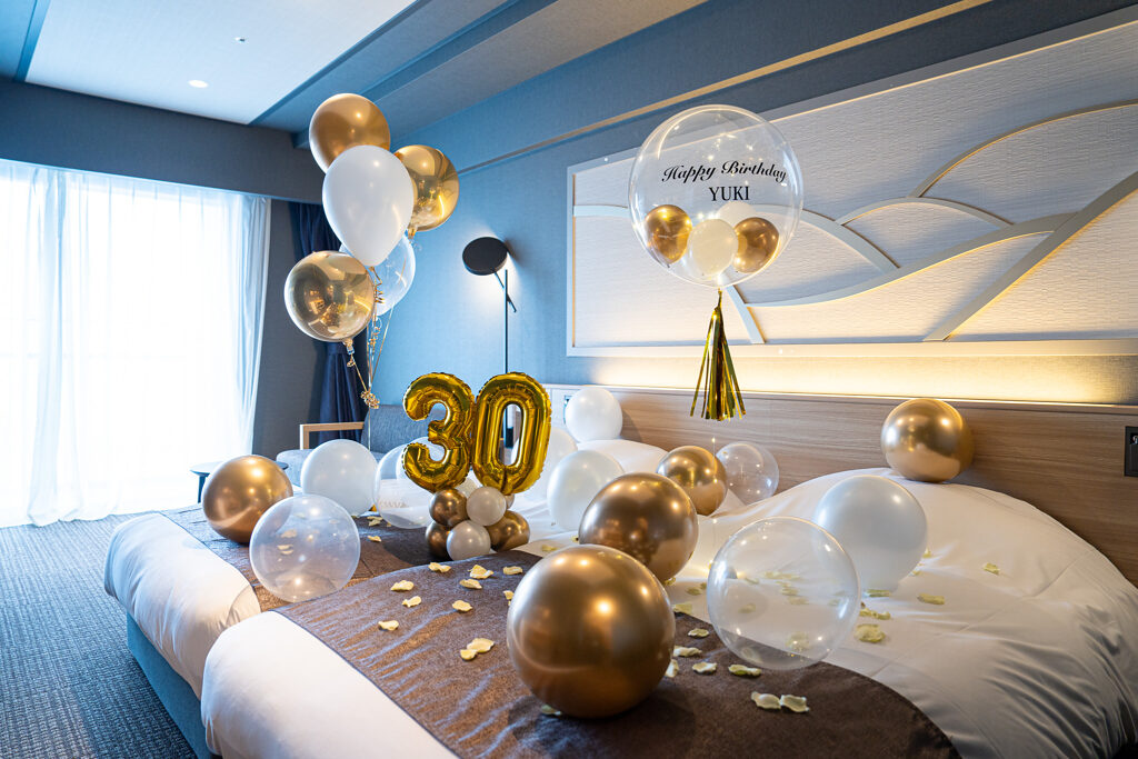 ラビスタ東京ベイ에서의 30번째 생일을 골드와 화이트 풍선으로 서프라이즈 데코레이션