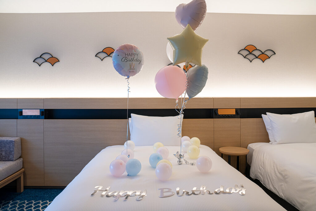 ヒルトン東京ベイでのパステルカラーの誕生日サプライズ飾り付け