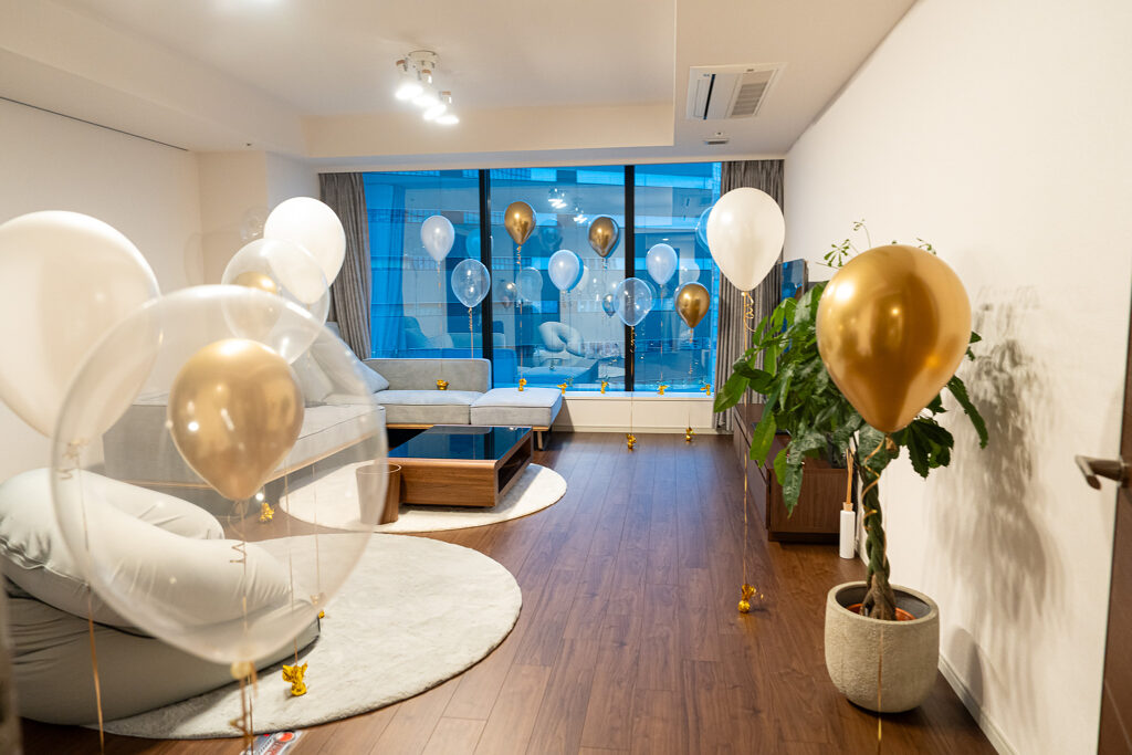 東京の自宅での誕生日サプライズ、白とゴールドのバルーン飾り付け