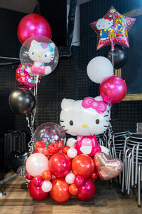 池袋Lavis生日惊喜,粉色与红色Hello Kitty气球布置