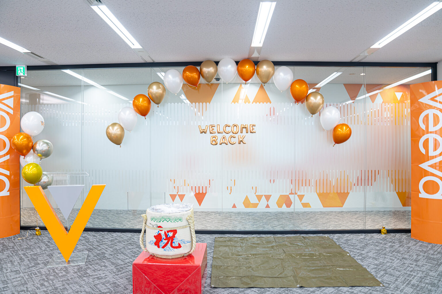 恵比寿のオフィスでのオレンジとゴールドのWELCOME BACKバルーン飾り付け