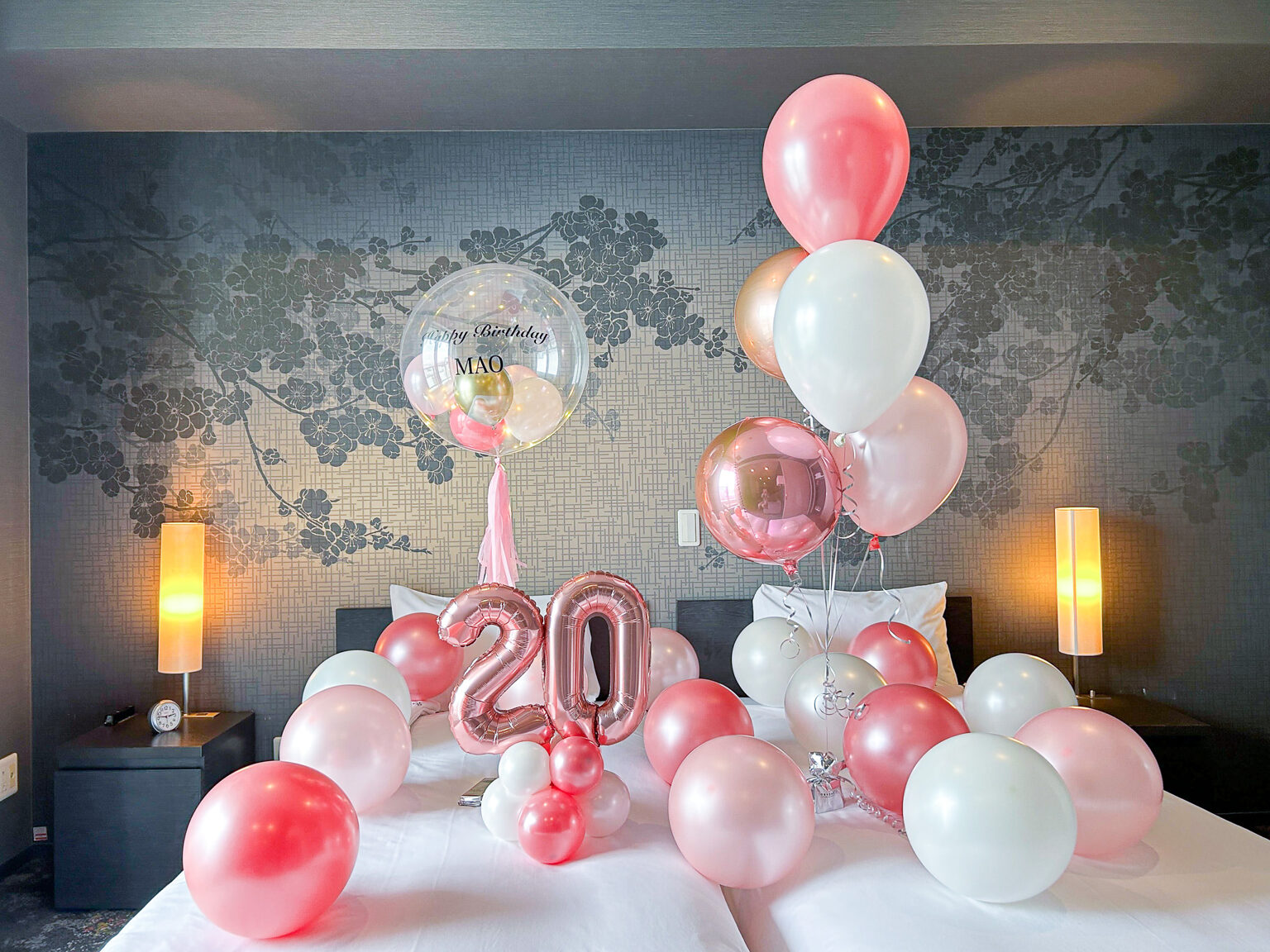 相鉄グランドフレッサ 東京ベイ有明でのピンクとローズゴールドの誕生日サプライズ飾り付け