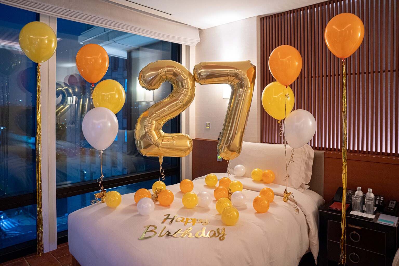 ザ・ペニンシュラ東京でゴールドとオレンジで彩る27歳の誕生日お祝いバルーン飾り付け
