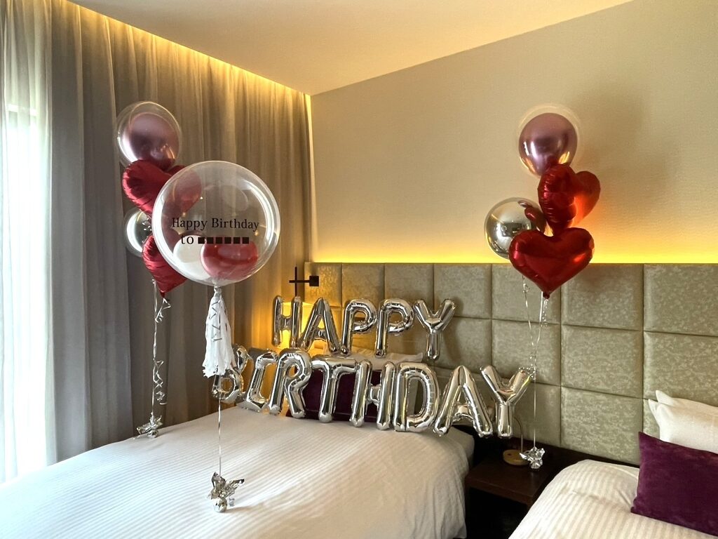三井ガーデンホテル大阪プレミアでの誕生日サプライズ赤とシルバーのバルーン飾り付け