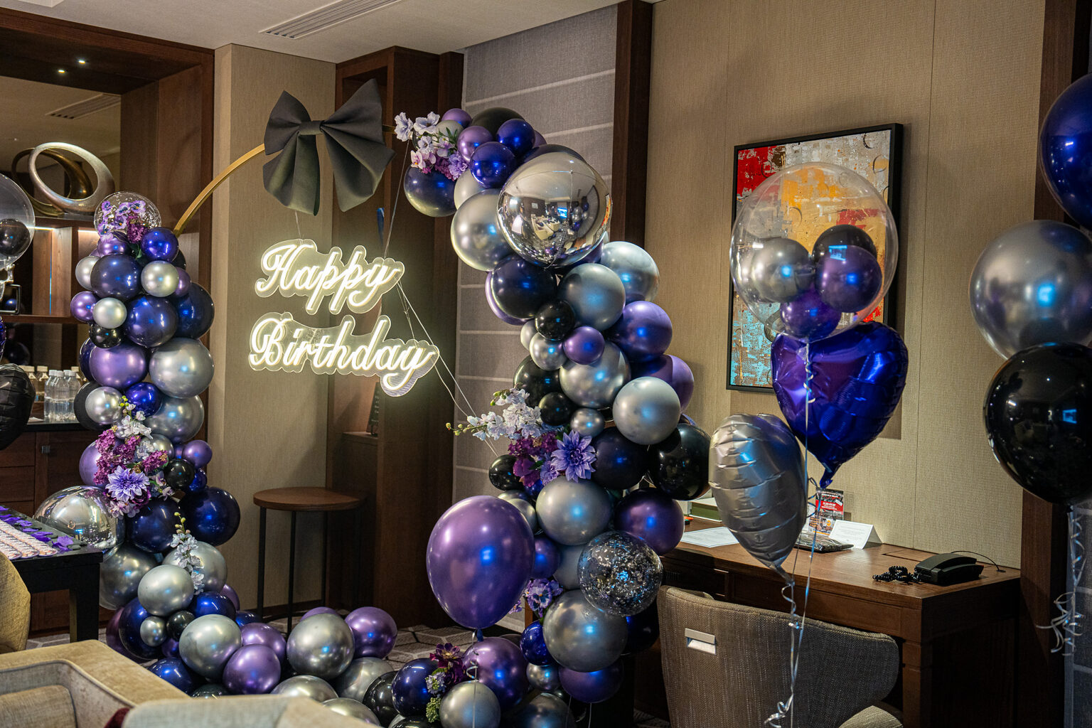 ホテルグランバッハ東京銀座でのパープルとネイビーのバルーンアーチ誕生日サプライズ飾り付け