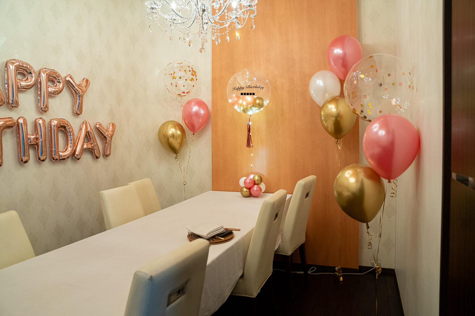 ラフィネスでのピンクとゴールドの誕生日サプライズ飾り付け