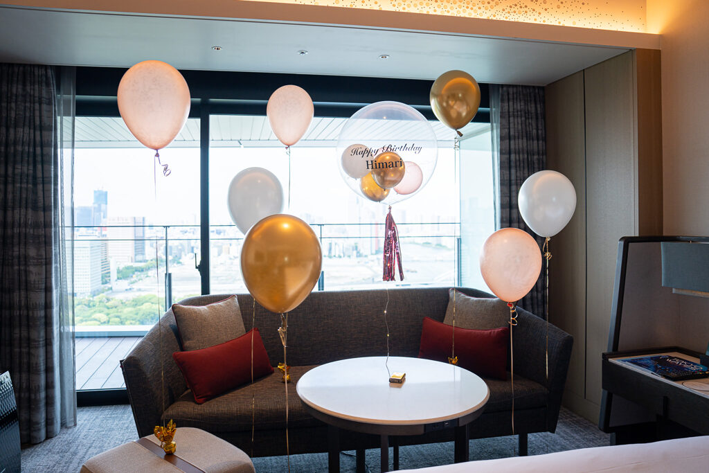 メズム東京オートグラフコレクションでの誕生日サプライズ ピンクとゴールドのバルーン装飾