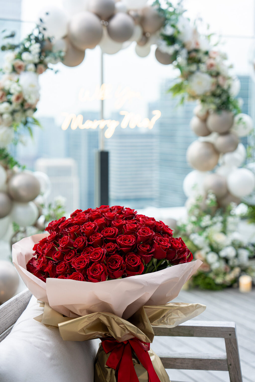 東京エディション虎ノ門でのプロポーズサプライズ 円形バルーンアーチ飾り付け