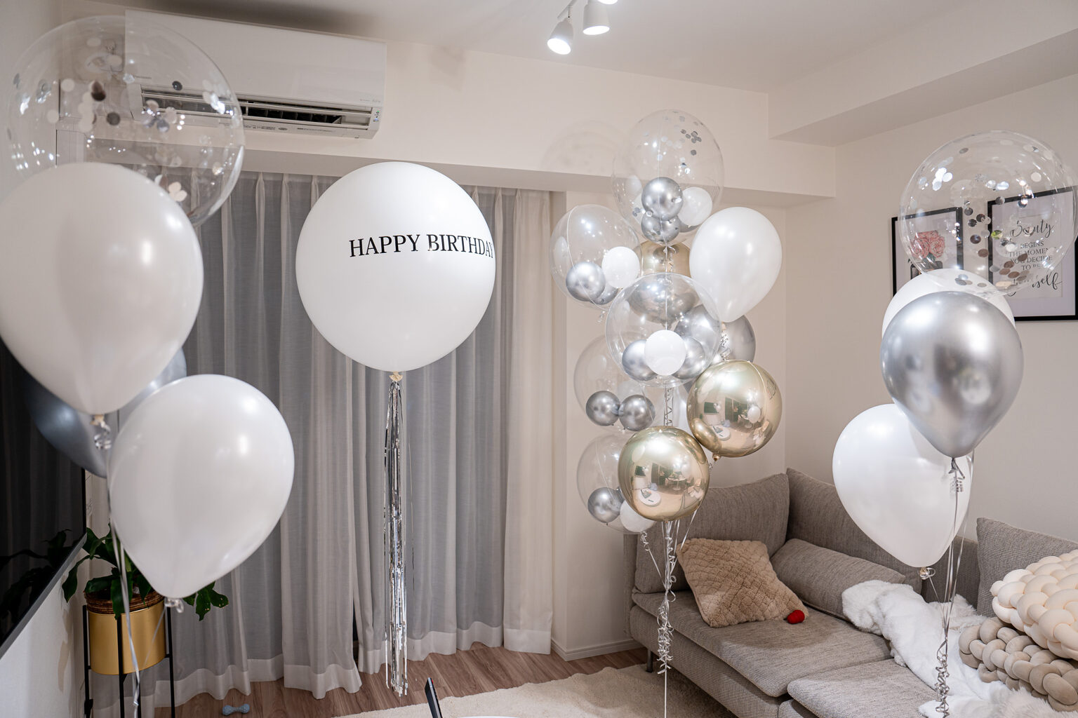 東京の自宅での誕生日サプライズ お祝いにホワイトとシルバーのバルーン飾り付け
