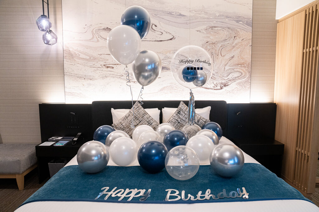 三井ガーデンホテル豊洲プレミアでの誕生日サプライズ ネイビーとシルバーのバルーン飾り付け