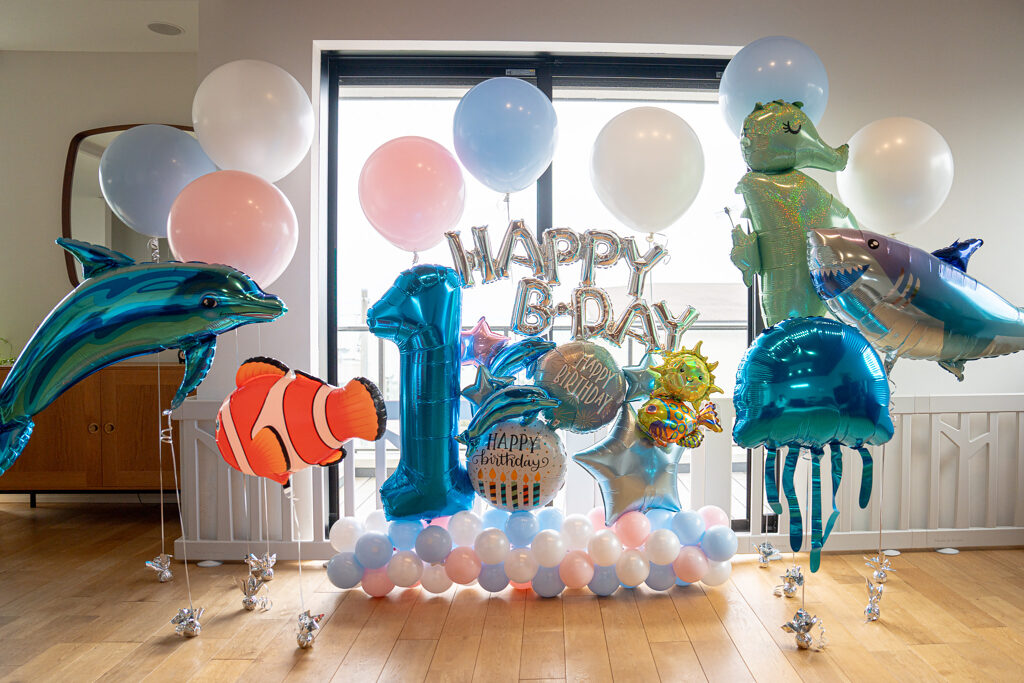 神奈川の自宅での1歳の誕生日を海テーマのバルーンで飾り付け