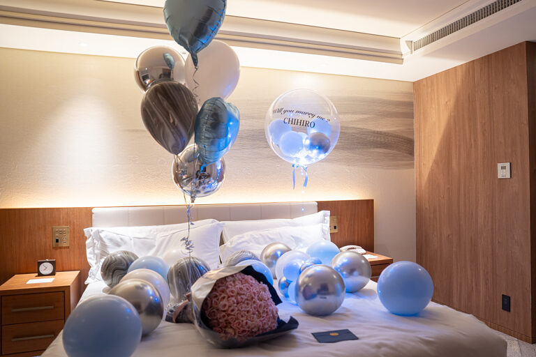 在Hotel InterContinental Tokyo Bay用水蓝色和银色气球装饰的求婚惊喜布置