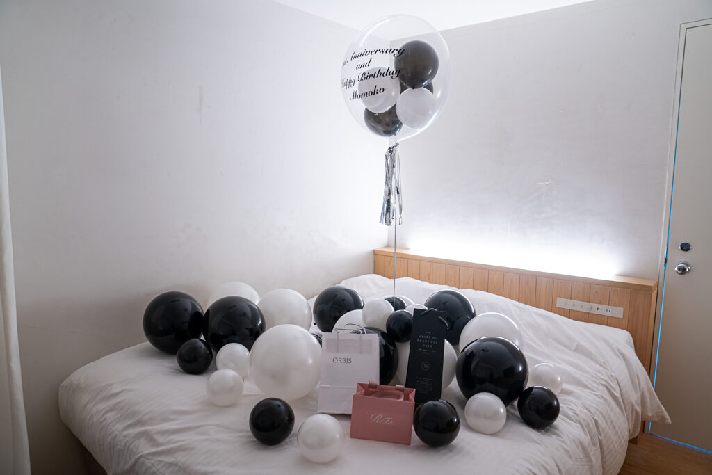 hotel Siro 池袋（ホテル&グランピング）での記念日・誕生日サプライズ 白黒バルーン飾り付け