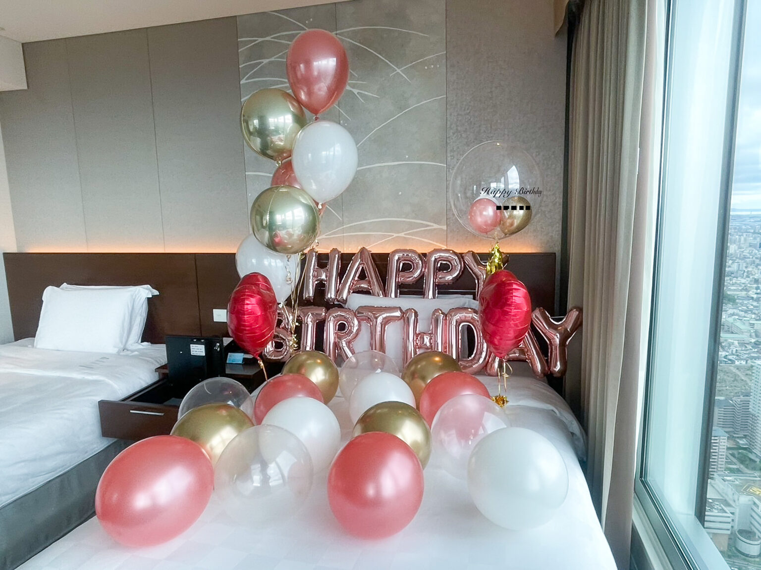 大阪マリオット都ホテルでの誕生日サプライズ ローズゴールドのバルーン飾り付け