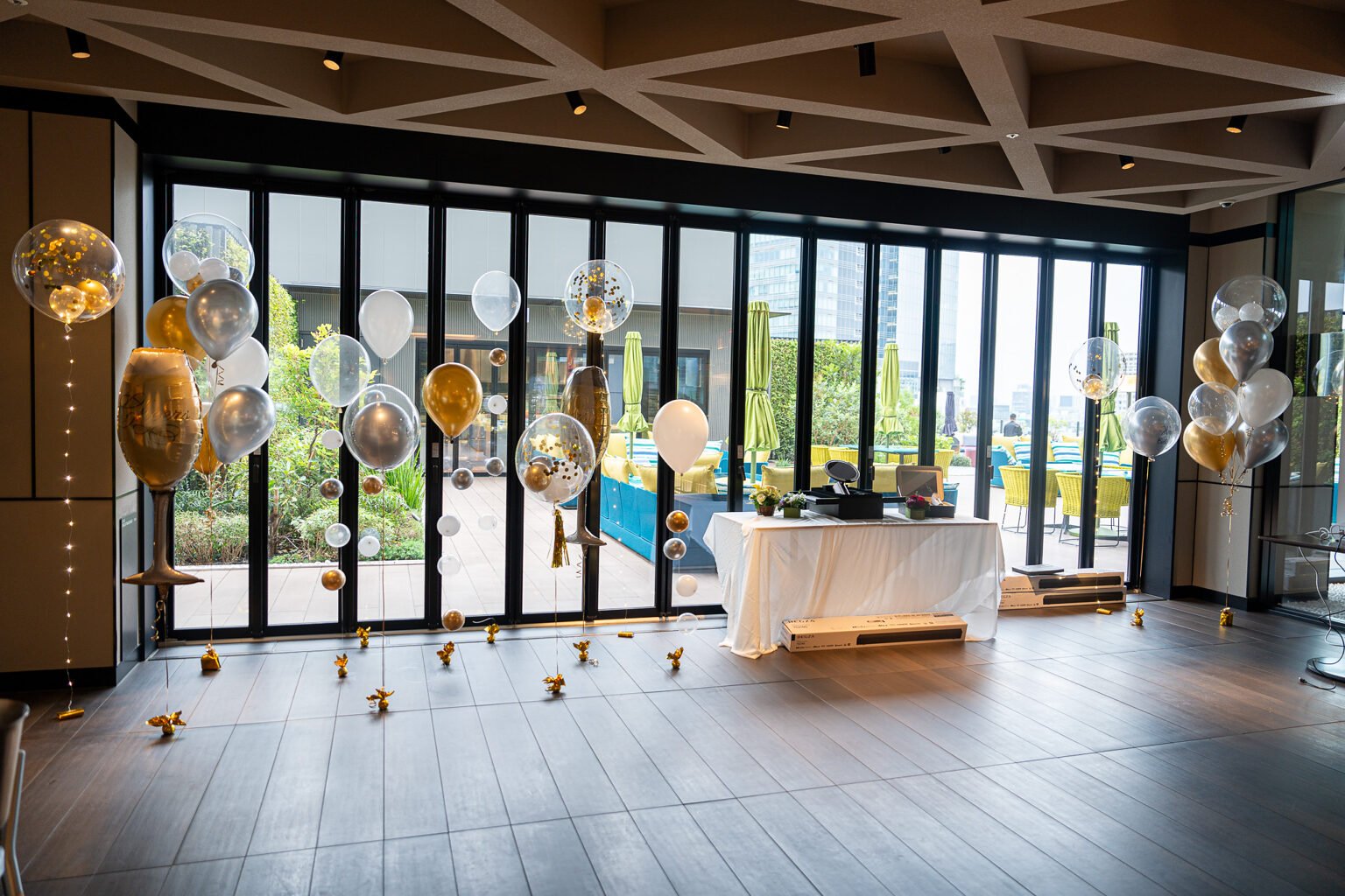 Gallery 11での誕生日サプライズ ゴールドとシルバーのバルーン飾り付け