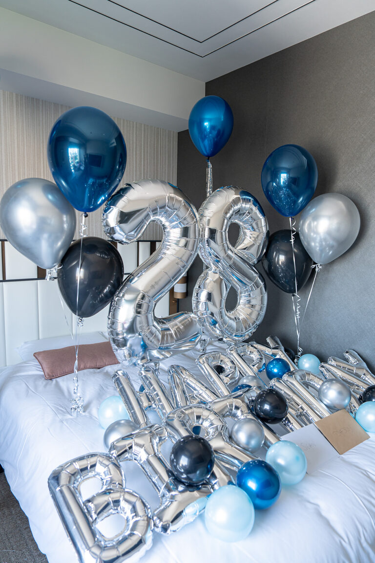 KOKO HOTEL Premier日本橋浜町での28歳の誕生日をシルバーとネイビーのバルーンでサプライズ飾り付け