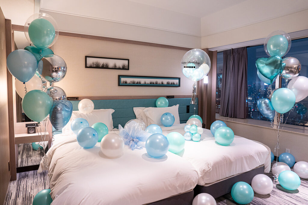 ザ・プリンスパークタワー東京での水色とミントの誕生日サプライズバルーン飾り付け