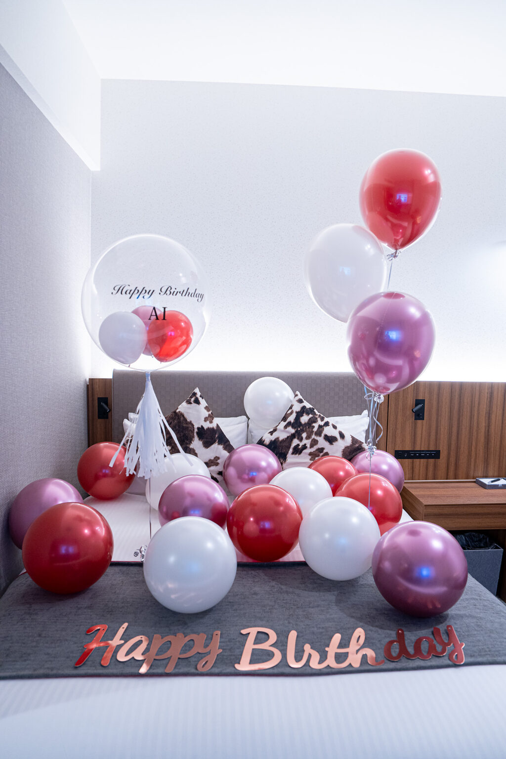 三井ガーデンホテル豊洲プレミアでの誕生日サプライズ 赤とピンクのバルーン飾り付け