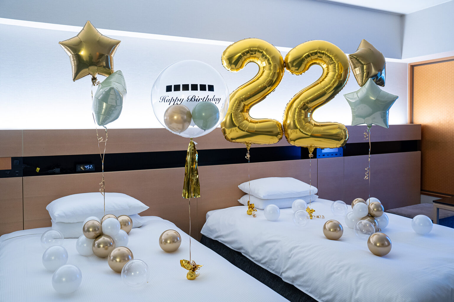 ヒルトン東京ベイでの誕生日サプライズ ゴールドとグリーンのバルーン飾り付け