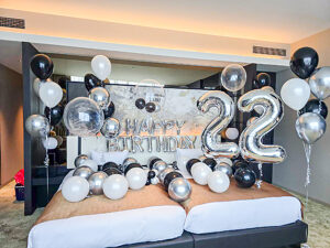 KOKO HOTEL Premier 熊本에서 모노톤과 실버 풍선으로 꾸민 22세 생일 서프라이즈 장식