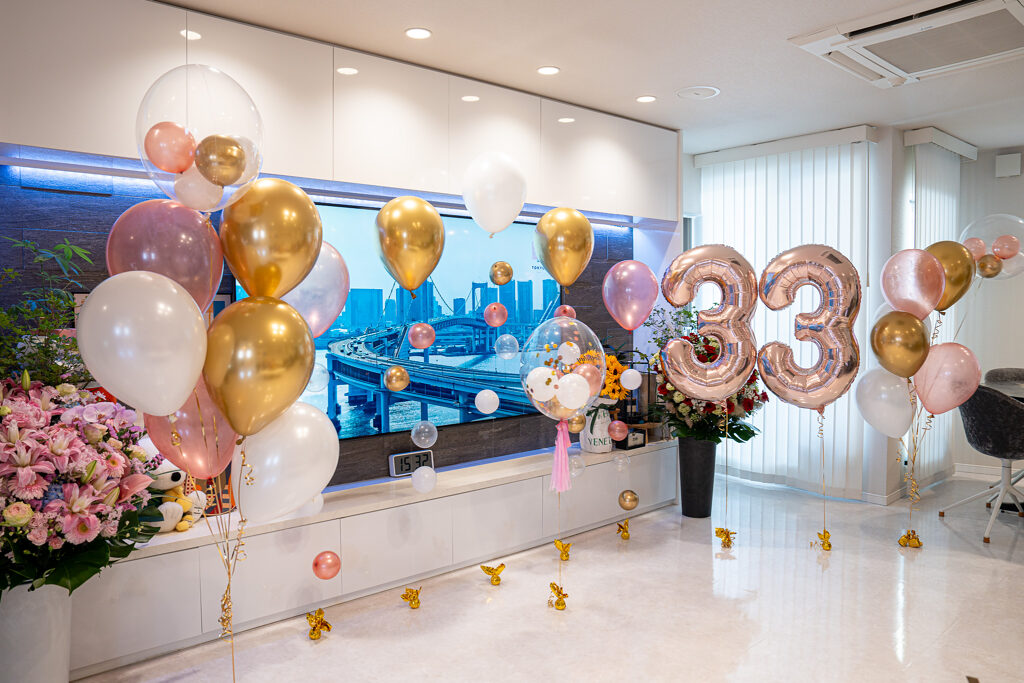Saitama 자택에서 골드와 핑크 벌룬으로 장식한 33세 생일 축하