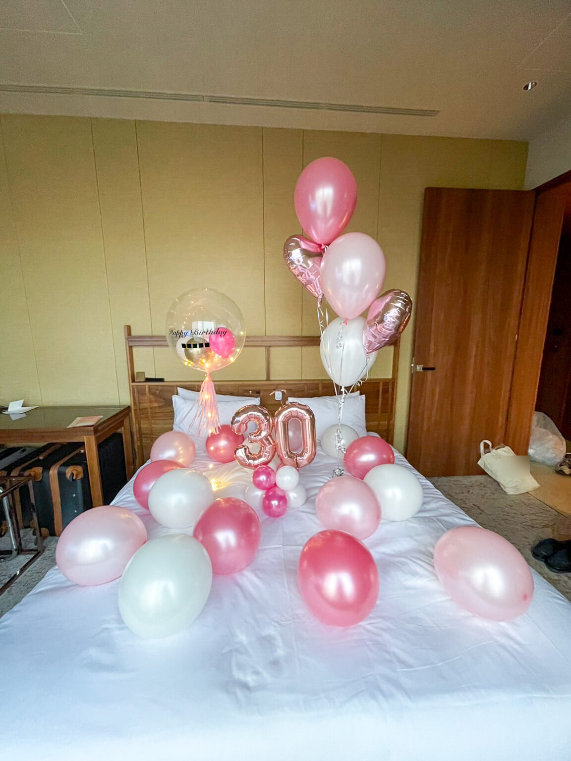 カンデオホテルズ大阪ザ・タワーでのピンクとローズゴールドのバルーン誕生日サプライズ飾り付け