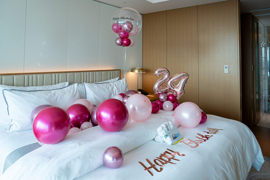 ウェスティンホテル横浜에서의 24세 생일 핑크 계열 풍선 서프라이즈 장식