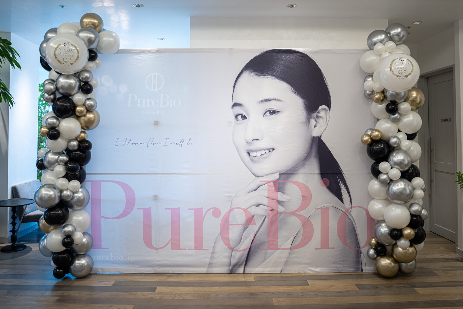 TRUNK(HOTEL) CAT STREETでの表彰式を彩る白とゴールドのバルーン飾り付け