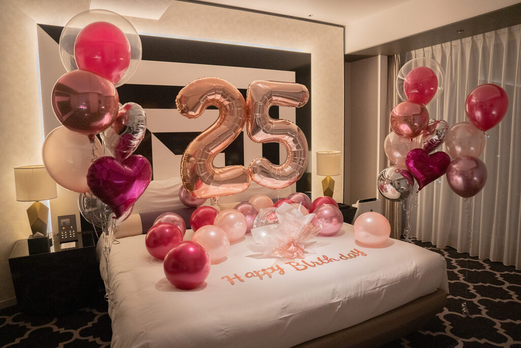 ザ・カハラ・ホテル＆リゾート 横浜에서의 25세 생일 로즈 골드 벌룬 서프라이즈 장식