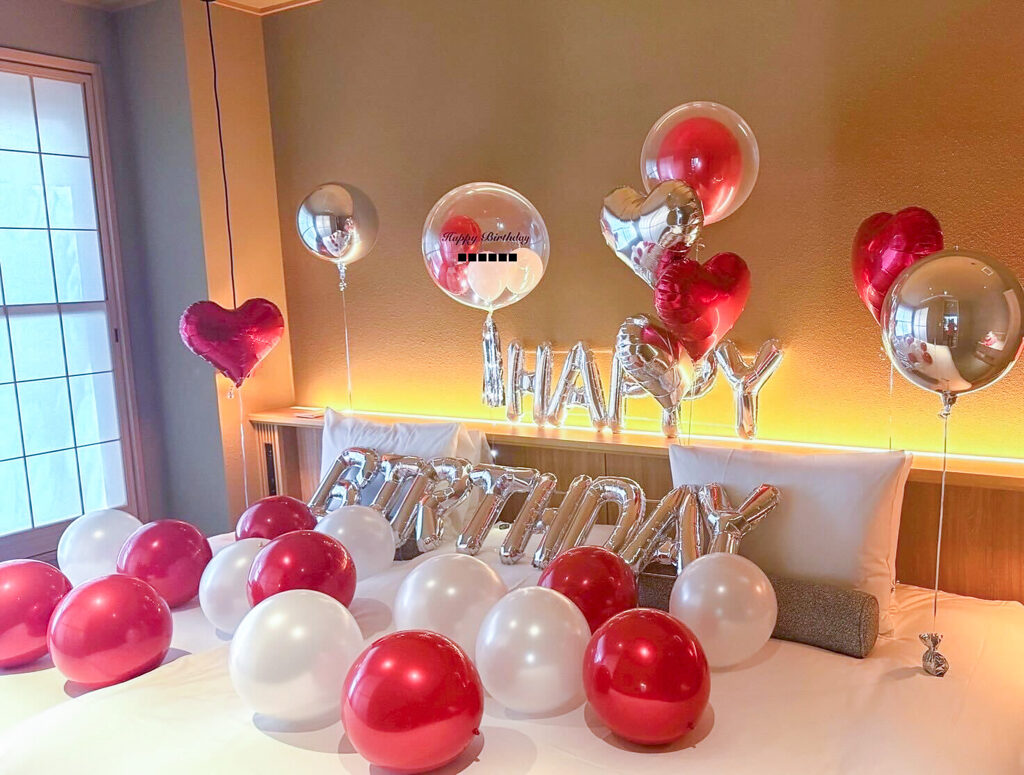 ふふ熱海での誕生日サプライズ 赤と白とシルバーのバルーン飾り付け