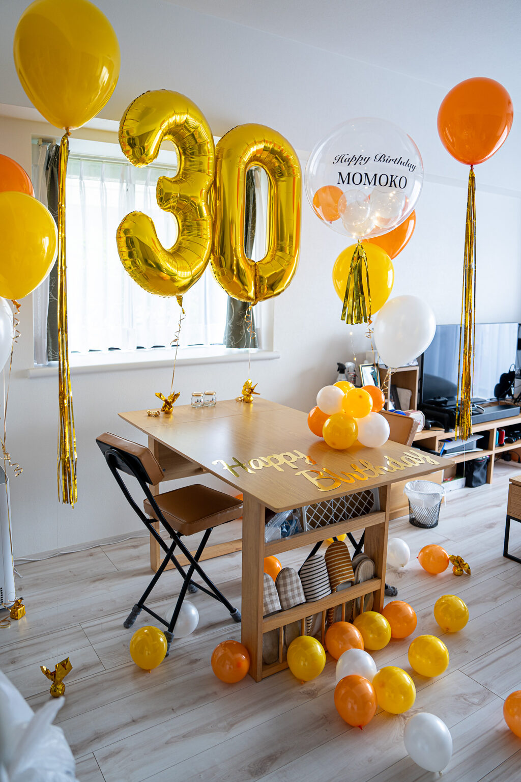 自宅での30歳の誕生日をゴールドと黄色のバルーンでサプライズ飾り付け
