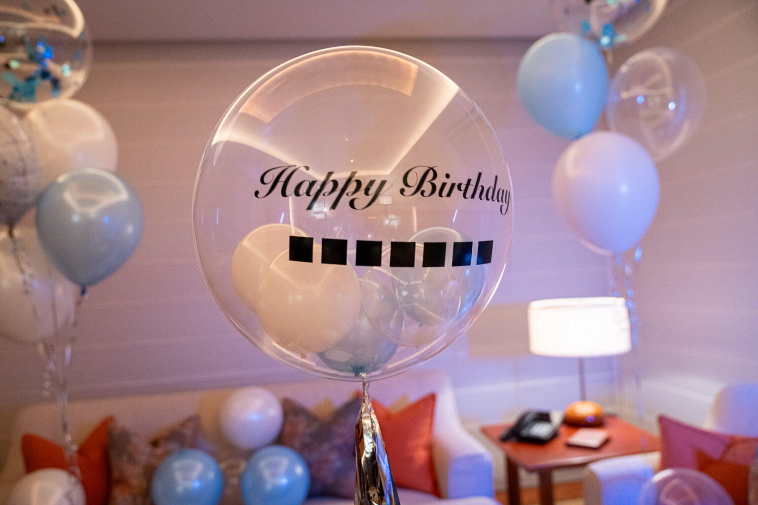 ザ・ペニンシュラ東京 객실에서의 하늘색과 흰색 풍선 생일 서프라이즈 장식